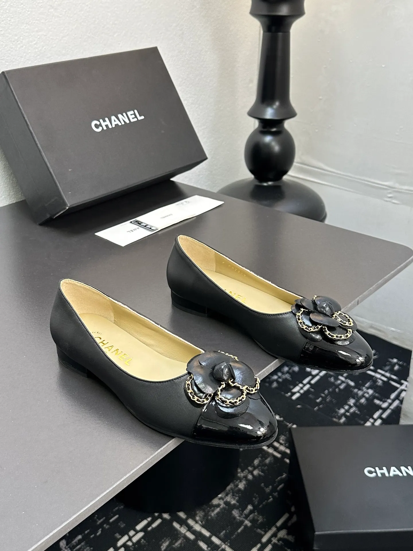 👟👟Ex-factory price 600👟👟 CHANEL｜Chanel Chanel 25C early spring new product Camellia series flat shoes This season’s Camellia series is really beautiful😍 Grandma Xiang’s family has always had the elegant and ladylike temperament, full of high-end sense! It’s very nice on the feet~ Whether worn barefoot or paired with skirts or trousers, it’s very versatile! Incomparably beautiful! Extraordinarily fairy 🧚 Overwhelmingly girly‼ ️ The upper is made of imported lambskin, the lining is made of mixed sheepskin, and the Italian A-grade leather outsole Size: 35-39 (40/41 customized)